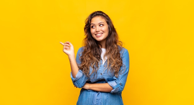 Mulher jovem e bonita em fundo amarelo