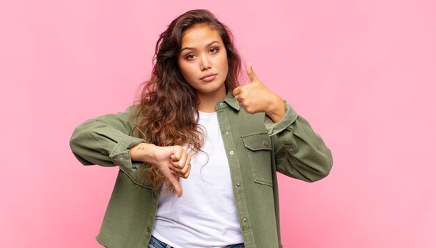 Foto mulher jovem e bonita em fundo rosa