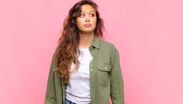 mulher jovem e bonita em fundo rosa