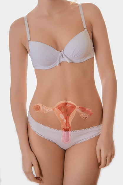 Foto mulher jovem e bonita em lingerie branca com sistema reprodutivo de holograma