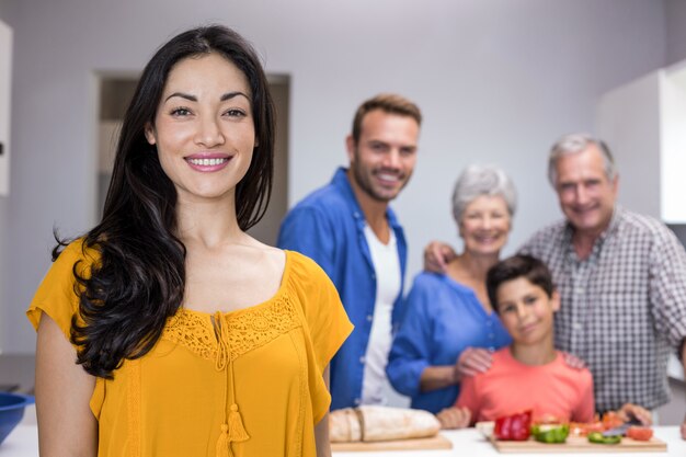 Mulher jovem e bonita em pé na cozinha