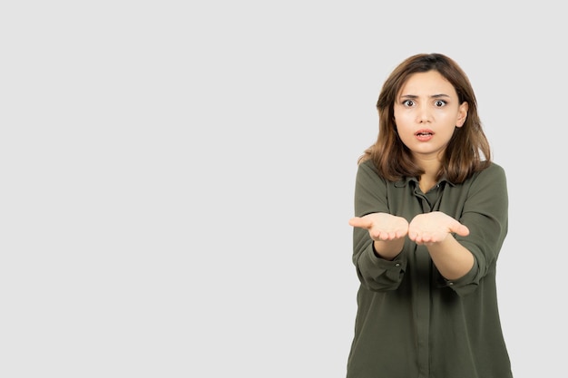 Mulher jovem e bonita em roupa casual mostrando as palmas das mãos abertas