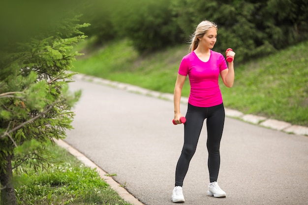 Mulher jovem e bonita em roupas esportivas