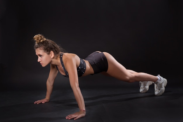 Mulher jovem e bonita em roupas esportivas