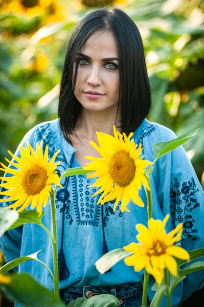 Mulher jovem e bonita em um campo de girassóis