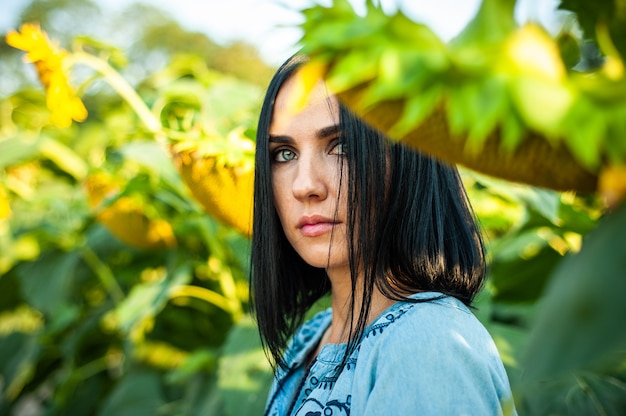 Mulher jovem e bonita em um campo de girassóis