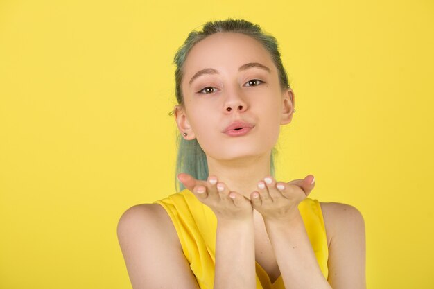 Mulher jovem e bonita em um fundo amarelo