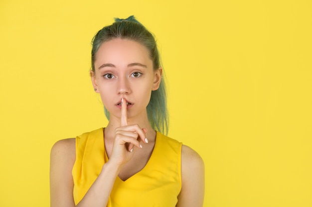 Mulher jovem e bonita em um fundo amarelo