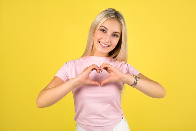 Mulher jovem e bonita em um fundo amarelo