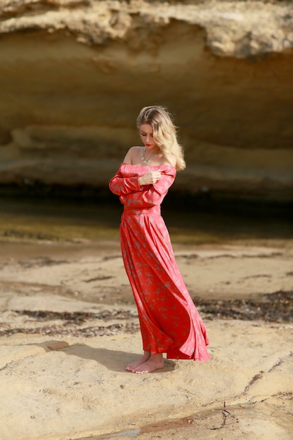 Mulher jovem e bonita em um vestido longo