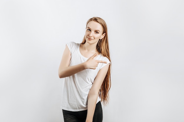 Mulher jovem e bonita em uma camiseta branca