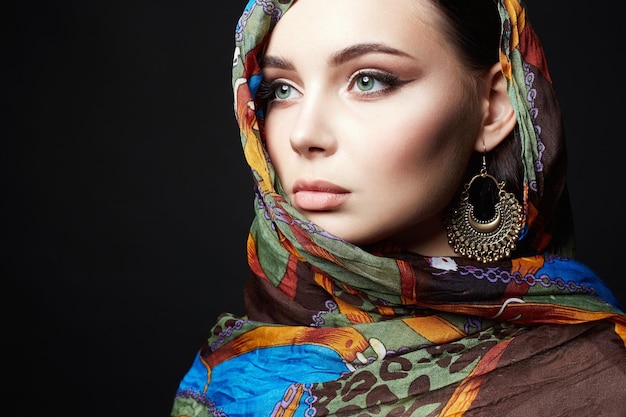 Mulher jovem e bonita em véu colorido e garota de beleza de joias em hijab colorido