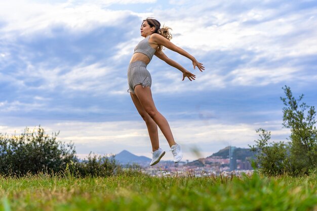 Mulher jovem e bonita exercitando a natureza