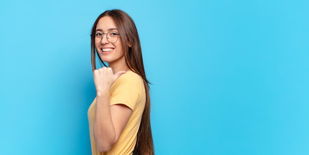 Mulher jovem e bonita expressando uma emoção com um espaço de cópia