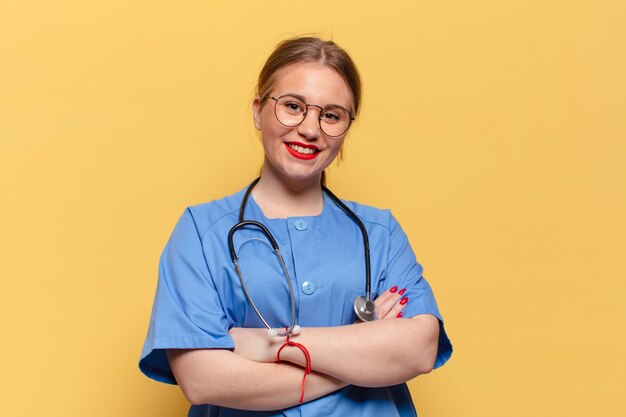 Mulher jovem e bonita. expressão feliz e surpresa. conceito de enfermeira