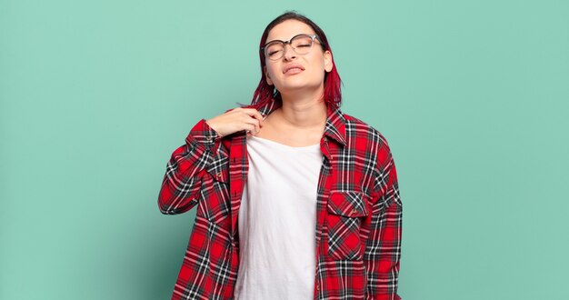 Foto mulher jovem e bonita expressiva gesticulando