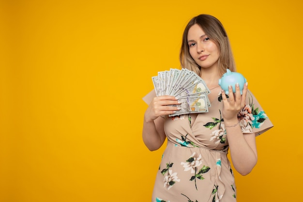 Mulher jovem e bonita expressiva posando em roupas modernas