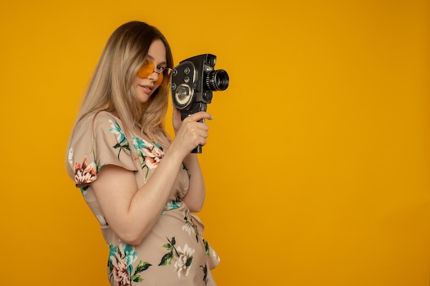 Mulher jovem e bonita expressiva posando em roupas modernas