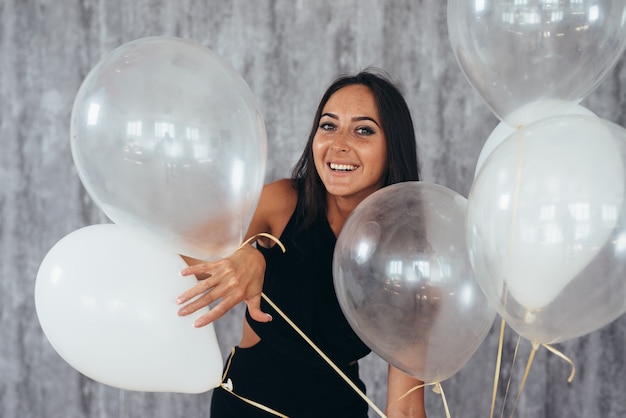 Mulher jovem e bonita feliz na festa de aniversário.