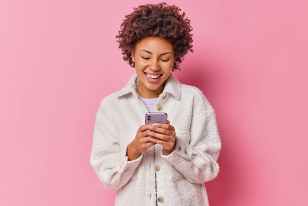 Mulher jovem e bonita feliz segurando o celular e fazendo compras online