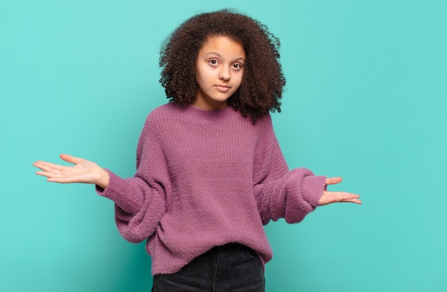 Mulher jovem e bonita gesticulando na parede colorida