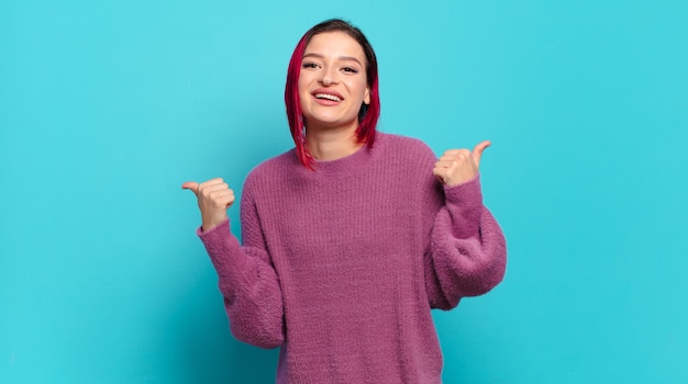 Mulher jovem e bonita gesticulando na parede colorida