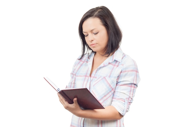 Mulher jovem e bonita lendo um livro sobre um fundo branco