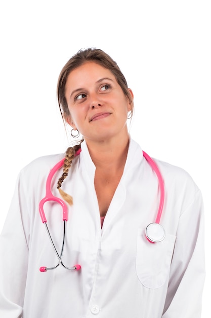 Mulher jovem e bonita médica com estetoscópio rosa em um branco.