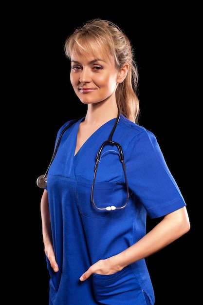 Foto mulher jovem e bonita médica em jaleco azul com estetoscópio