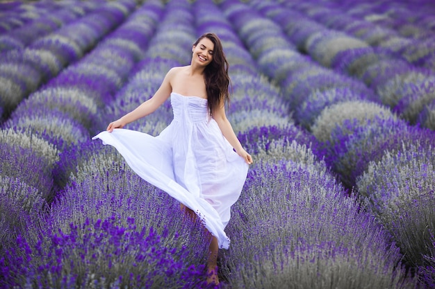 Mulher jovem e bonita no campo de lavanda. conceito de aroma. mulher jovem atraente ao ar livre.