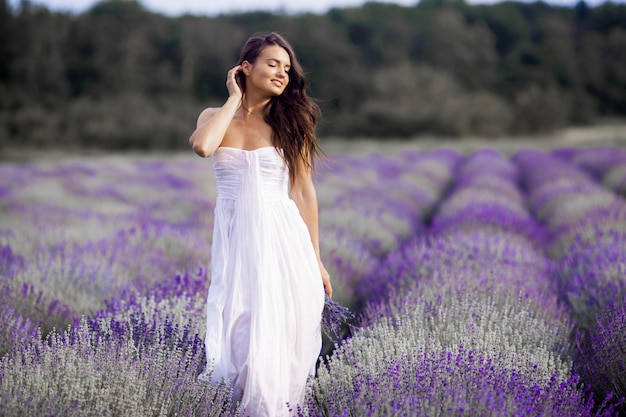 Mulher jovem e bonita no campo de lavanda