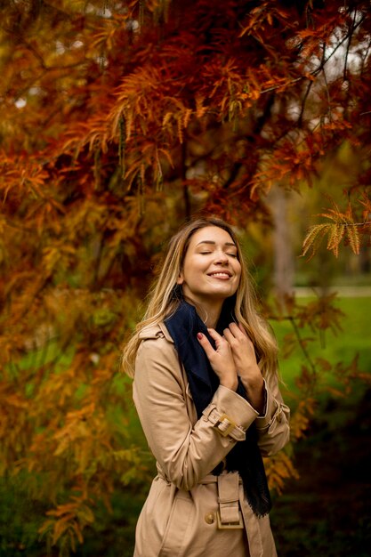 Mulher jovem e bonita no parque outono