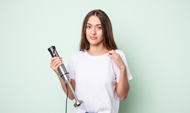 Mulher jovem e bonita parecendo arrogante, bem-sucedida, positiva e orgulhosa. conceito de batedeira