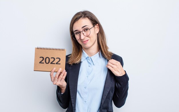 Mulher jovem e bonita parecendo arrogante, bem-sucedida, positiva e orgulhosa. conceito de calendário