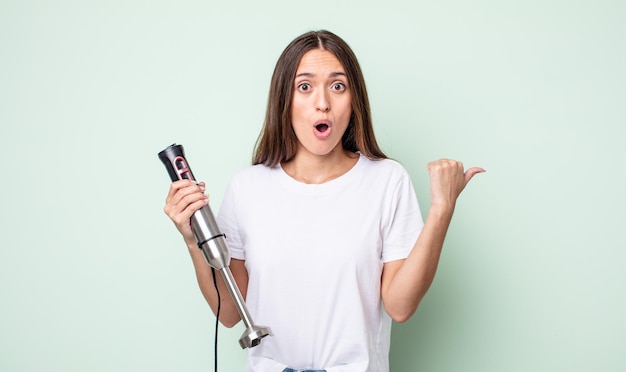 Mulher jovem e bonita parecendo espantada com a descrença. conceito de batedeira