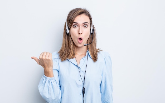 Mulher jovem e bonita parecendo espantada com a descrença. conceito de telemarketing