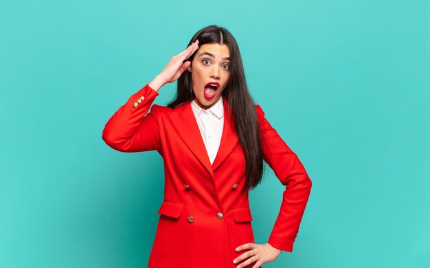 Mulher jovem e bonita parecendo feliz, atônita e surpresa, sorrindo e percebendo uma boa notícia incrível. conceito de negócios