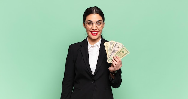 Mulher jovem e bonita parecendo feliz e agradavelmente surpresa, animada com uma expressão de fascínio e choque. conceito de negócios e notas