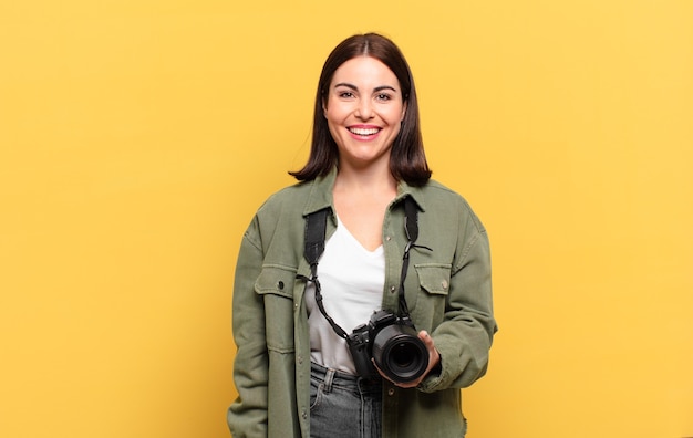 Foto mulher jovem e bonita parecendo feliz e agradavelmente surpresa, animada com uma expressão de fascínio e choque