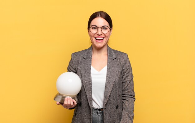 Mulher jovem e bonita parecendo feliz e agradavelmente surpresa, animada com uma expressão de fascínio e choque