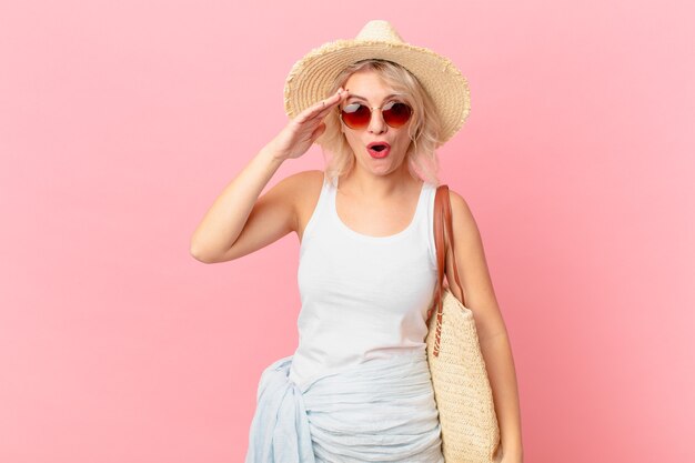 Mulher jovem e bonita parecendo feliz, espantada e surpresa