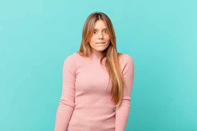 Mulher jovem e bonita parecendo perplexa e confusa