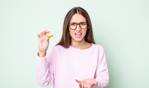 Mulher jovem e bonita parecendo zangada, irritada e frustrada. conceito de lentes de contato