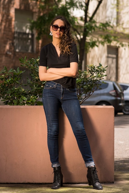 Mulher jovem e bonita posando na cidade