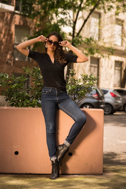 Foto mulher jovem e bonita posando na cidade