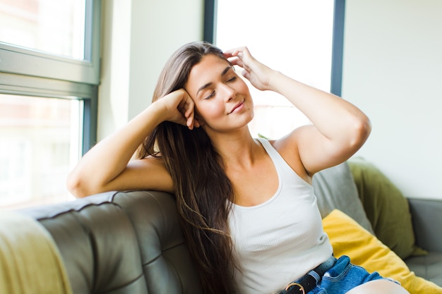 Mulher jovem e bonita relaxando em casa