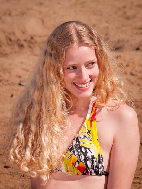 Mulher jovem e bonita relaxando na praia.