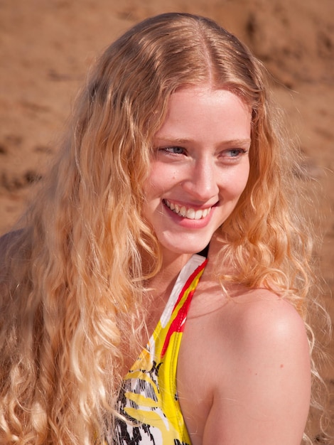 Mulher jovem e bonita relaxando na praia.