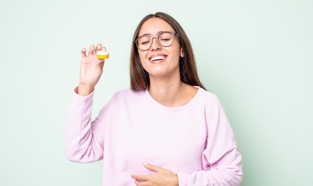 Mulher jovem e bonita rindo alto de alguma piada hilária. conceito de lentes de contato