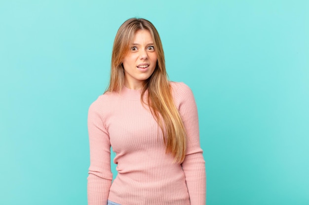 Mulher jovem e bonita se sentindo confusa e confusa